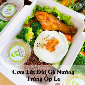 Cơm Lứt Đùi Gà Nướng Trứng Ốp La