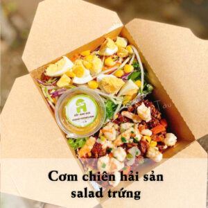 Cơm chiên hải sản salad trứng