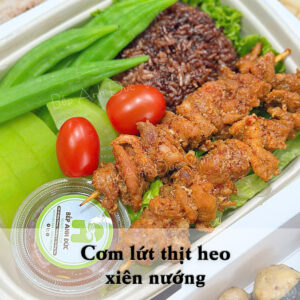 Cơm lứt thịt heo xiên nướng