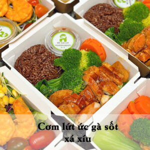 Cơm lứt ức gà sốt xá xíu