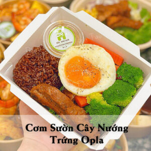 Cơm sườn cây nướng_trứng opla