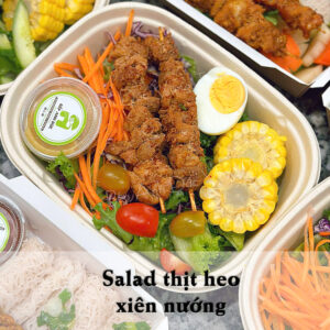 Salad thịt heo xiên nướng