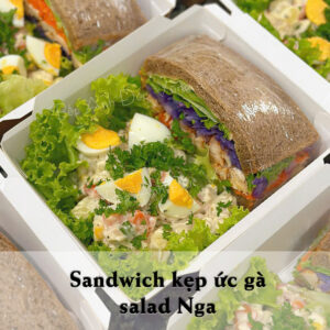 Sandwich kẹp ức gà salad Nga